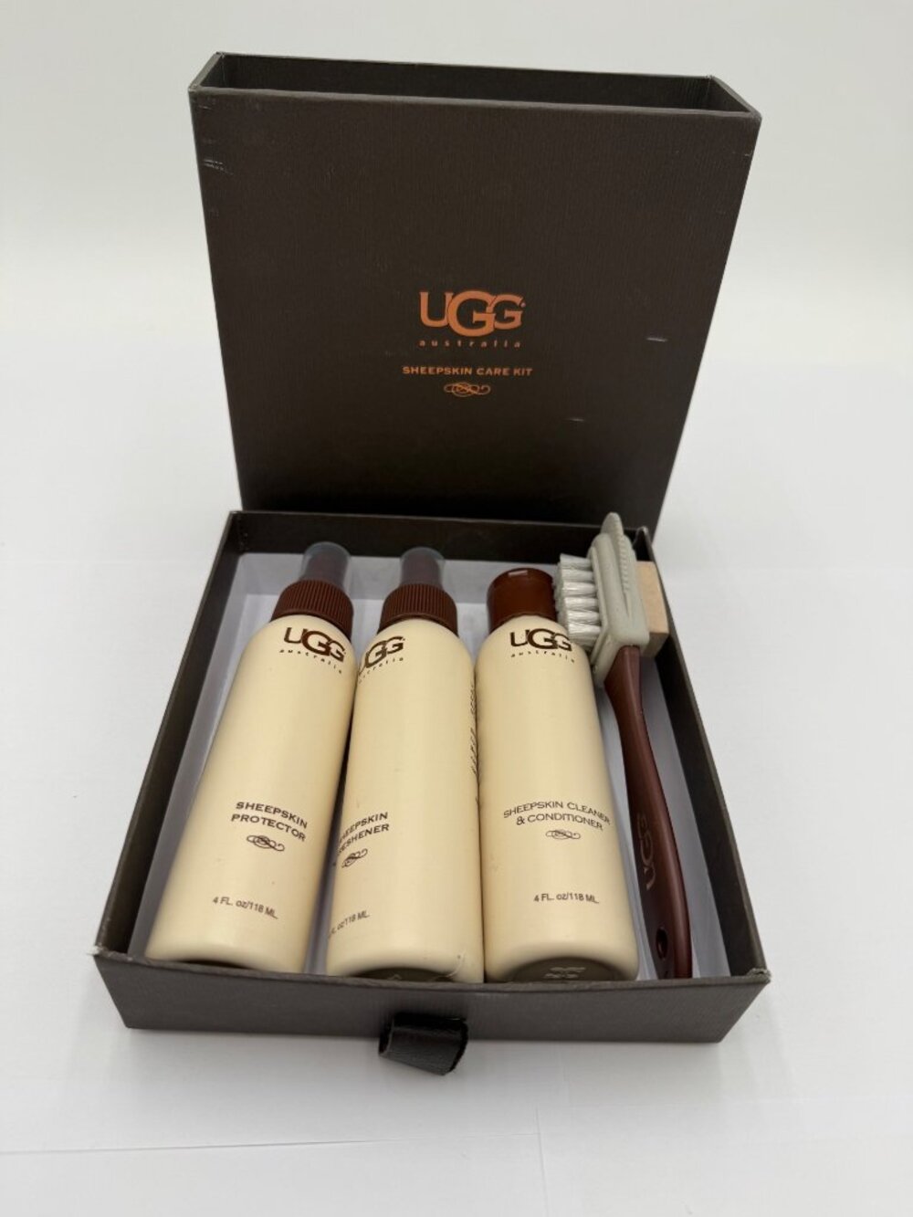 UGG Sheepskin Care Kit Cleaner Conditioner Protector Freshener & Brush 4 Fl Oz B